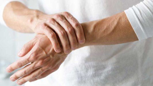علت گرفتگی و سفتی دست ها در هنگام صبح چیست؟