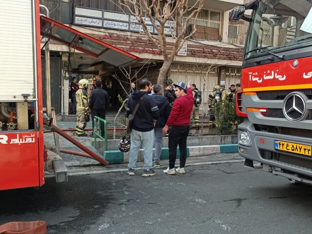 حادثه آتش‌سوزی در خیابان انقلاب/ هشدار آتش‌نشانی برای ساختمان‌های قدیمی ناامن