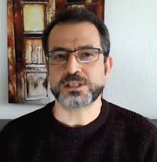 نویسنده کتاب مغاک تیره تاریخ :مزدک بامدادان