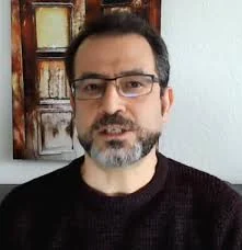 نویسنده کتاب مغاک تیره تاریخ :مزدک بامدادان